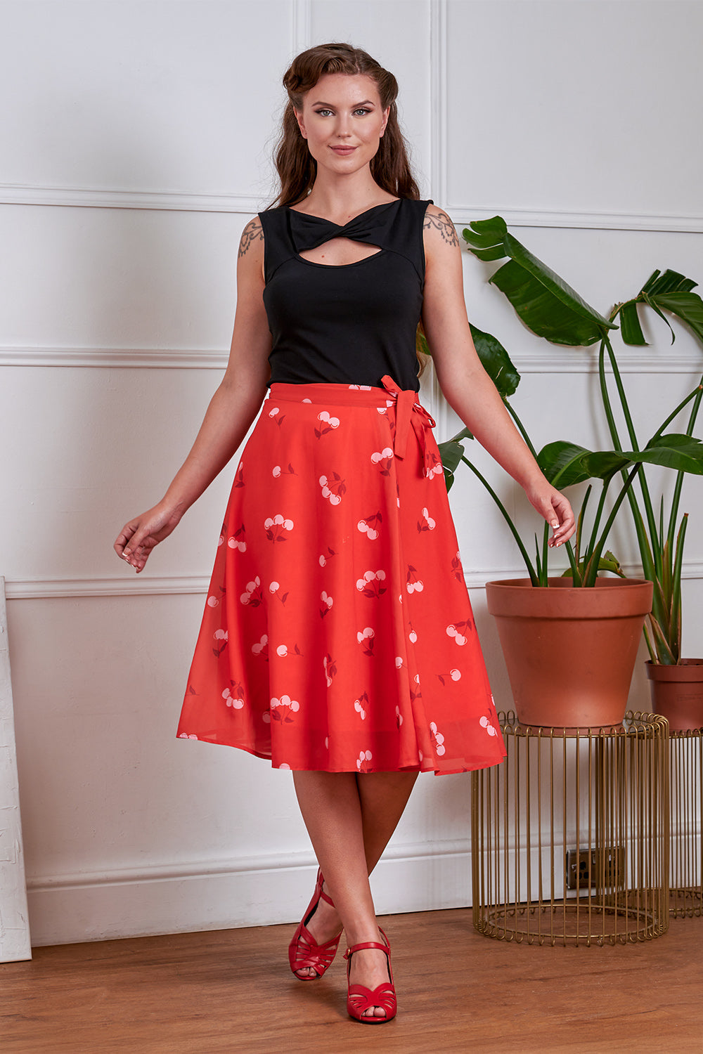 Vintage-Inspired 1950s Sleeveless Twist-Front Top-Black